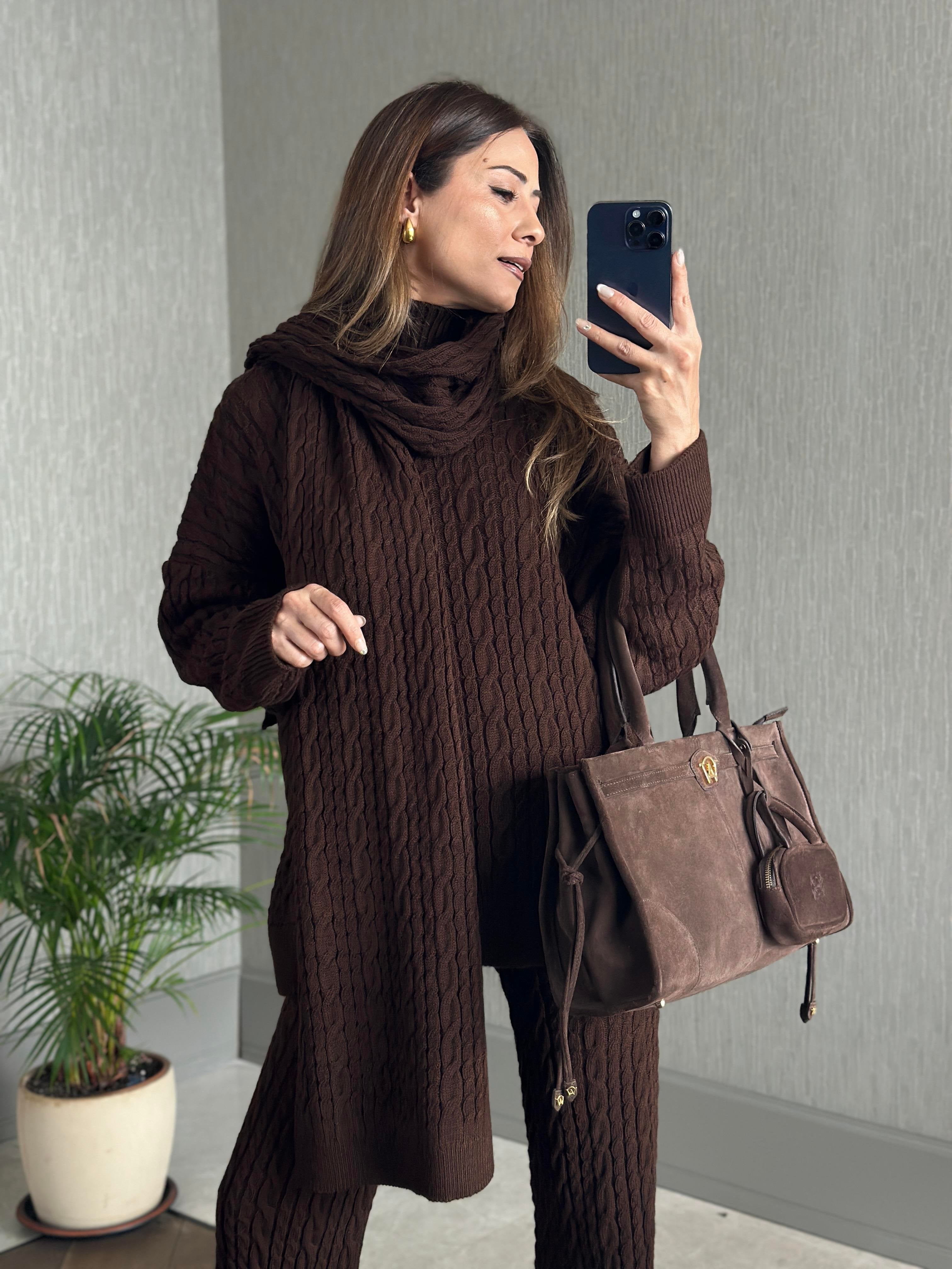 Ensemble Cache-cou & Tricot & Pantalon – Élégance Intemporelle